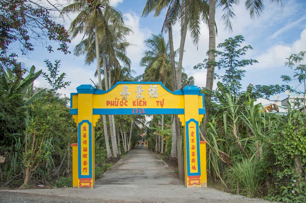 Khu vực cổng chùa Phước Kiển